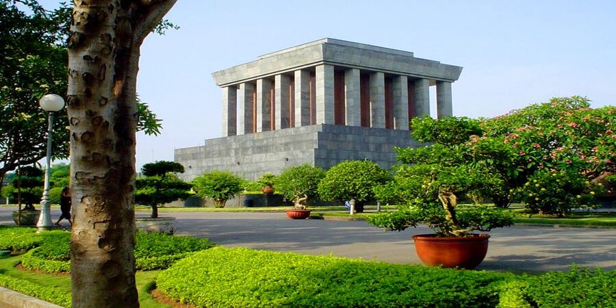 Hanoi: Full-Day City Tour and Water Puppet Show - Tran Quoc Pagoda on Golden Fish Island: a calm start on West Lake