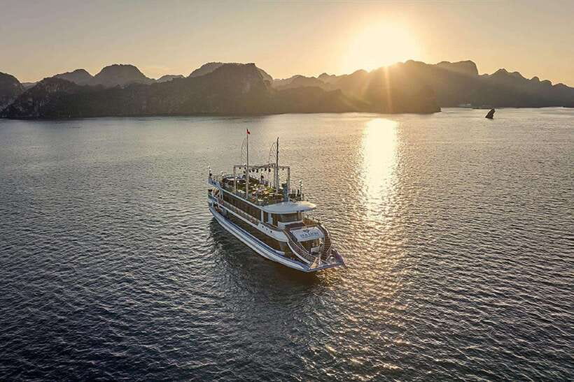 Hanoi: Full-Day Halong Bay 5-star Cruise with Kayak & Buffet - Tour style and practical expectations in a busy bay