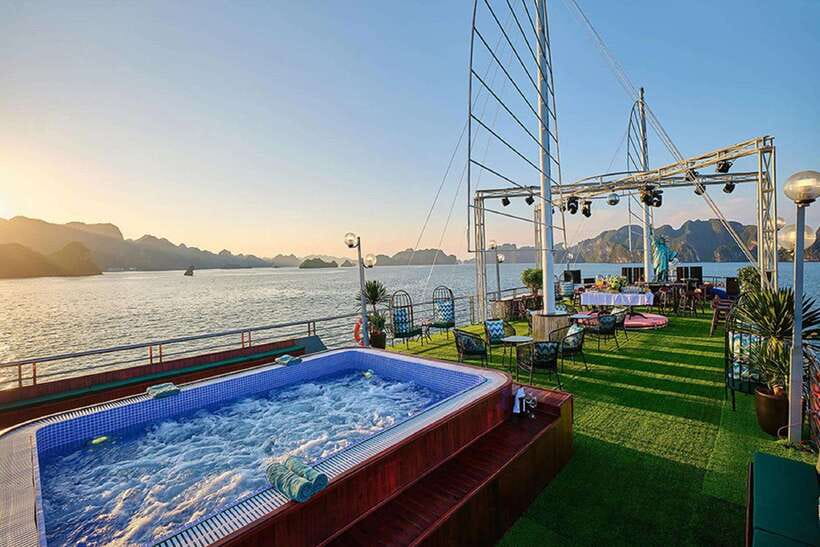 Hanoi: Full-Day Halong Bay 5-star Cruise with Kayak & Buffet - Hanoi to Ha Long Bay: the 2.5-hour ride that sets the mood