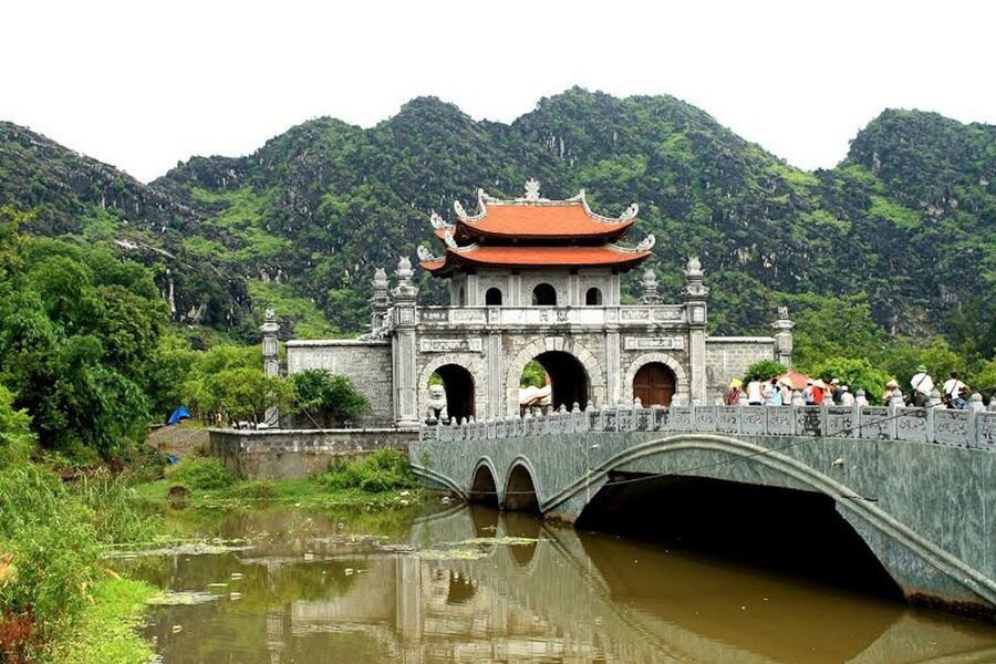 Hanoi: Full-Day Mua Cave, Hoa Lu and Tam Coc Tour - Tam Coc boat trip: the limestone cruise that feels like Halong Bay on land