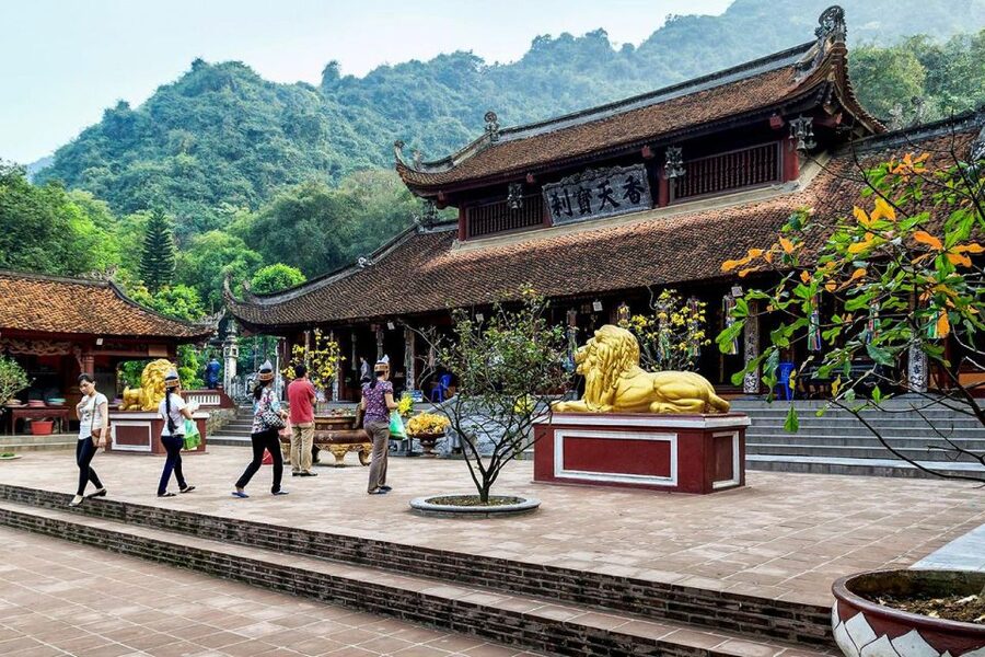 Hanoi: Full-Day Pilgrimage to Perfume Pagoda - Inside Huong Tich: Stalactites, Stalagmites, and Blessings You Can Actually Follow