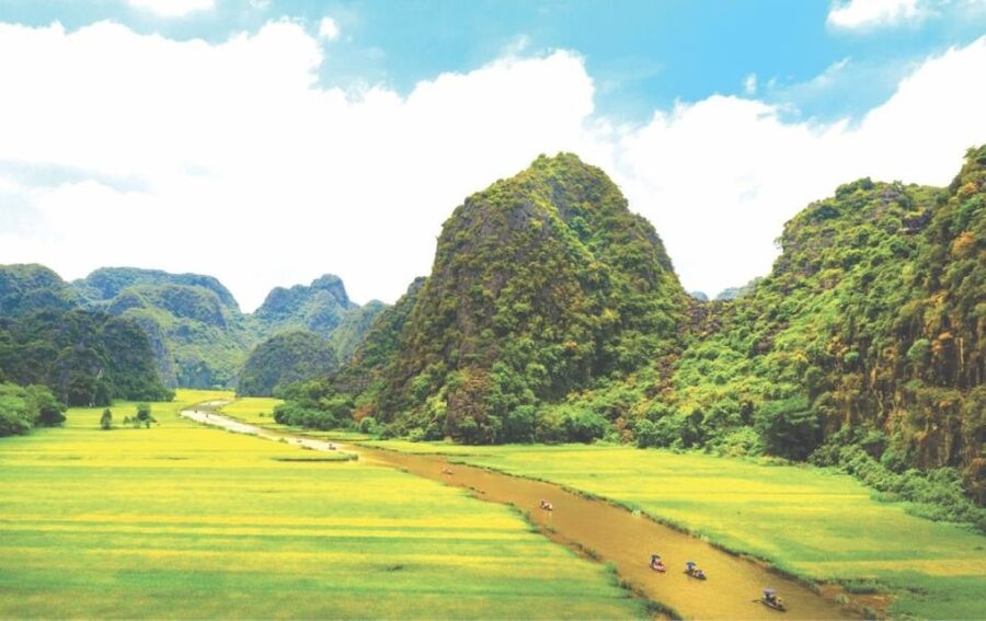 Hanoi: Full Day Tour of Hoa Lu, Tam Coc, and the Mua Cave - Buffet lunch in Ninh Bình: local food with a vegetarian plan