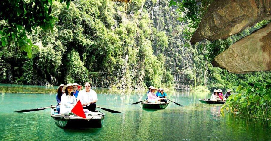 Hanoi: Full Day Tour of Hoa Lu, Tam Coc, and the Mua Cave - Hoa Lư’s temple area: Dinh, Le, and Ly in the open air