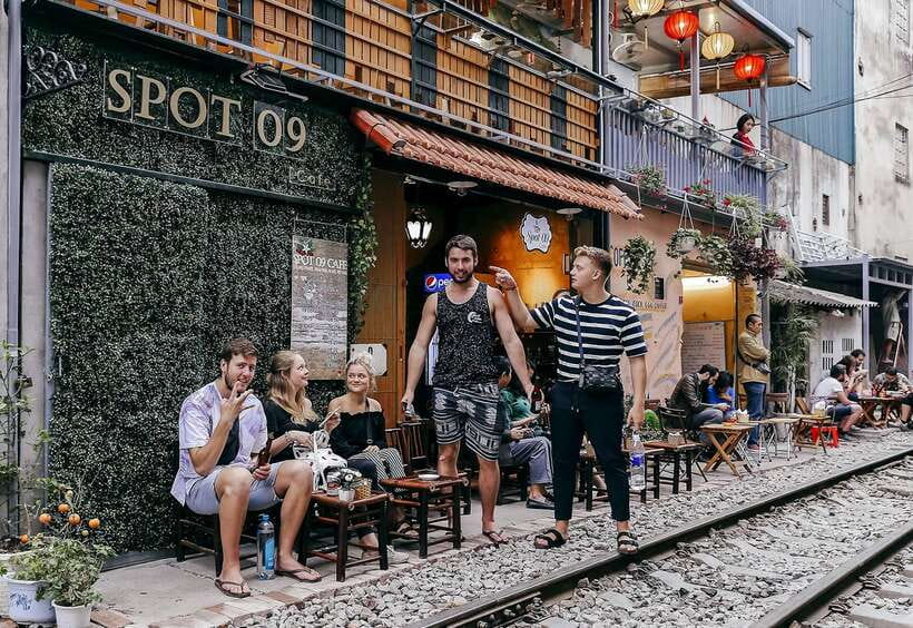 Hanoi: Guided Food Tour with Train Street Visit - Meeting at 38 Bát Sứ: start in the Old Quarter, stay in the action