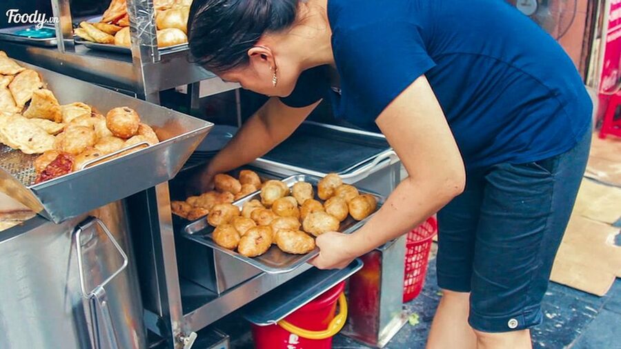 Hanoi: Guided Food Tour with Train Street Visit - Guides and group vibe: why the hosts matter on a short 4-hour tour