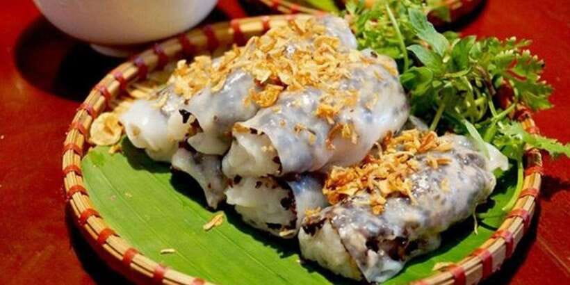 Hanoi: Guided Street Food Tour for small groups - Sidewalk restaurants, camera roll moments, and eating like you belong