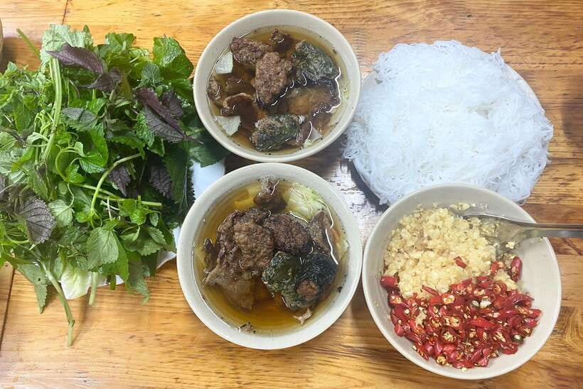 Hanoi: Guided Street Food Tour with Train Street Experience - Meeting Point in Hanoi Old Quarter: Cafe Dinh or 116 P. Cầu Gỗ