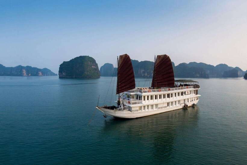 Hanoi: Ha Long & Bai Tu Long Bay 1 or 2-Day Cruise - Entering the route: pickup, harbors, and getting on board
