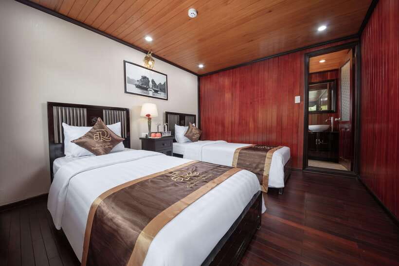 Hanoi: Ha Long Bay 2-Day 1-Night Tour by 4-star Luxury Junk - Titop Island: swim if you want, hike if you can