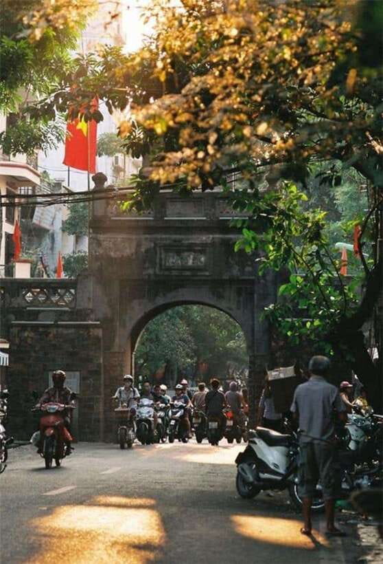 Hanoi: Half-day Private City Tour - Train Street: watching real railway tracks slice through old Hanoi