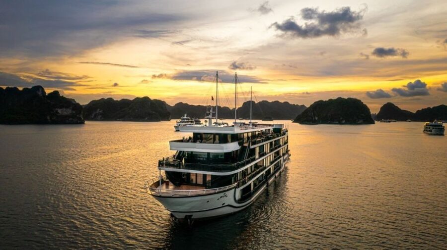 Hanoi: Halong Bay 2-Day 5-Star Balcony Cruise & Bathtub - Kayaking and caves: best moments, plus the one real warning about tides