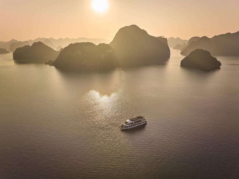 Hanoi: Halong Bay Cruise, Amazing Cave, Titov Island & Kayak - Lunch on the boat: good value, but don’t expect perfection