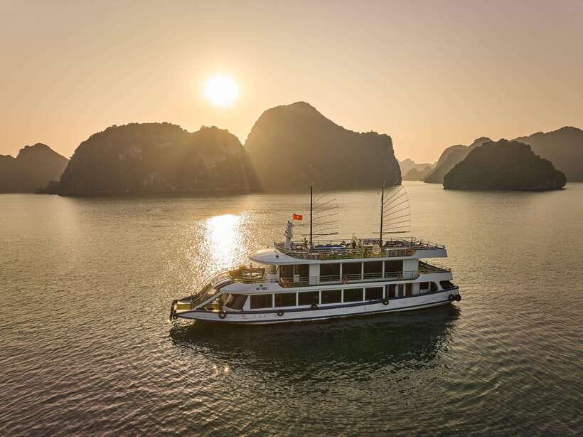 Hanoi: Halong Bay Cruise, Amazing Cave, Titov Island & Kayak - Titov Island: beach time or the viewpoint climb