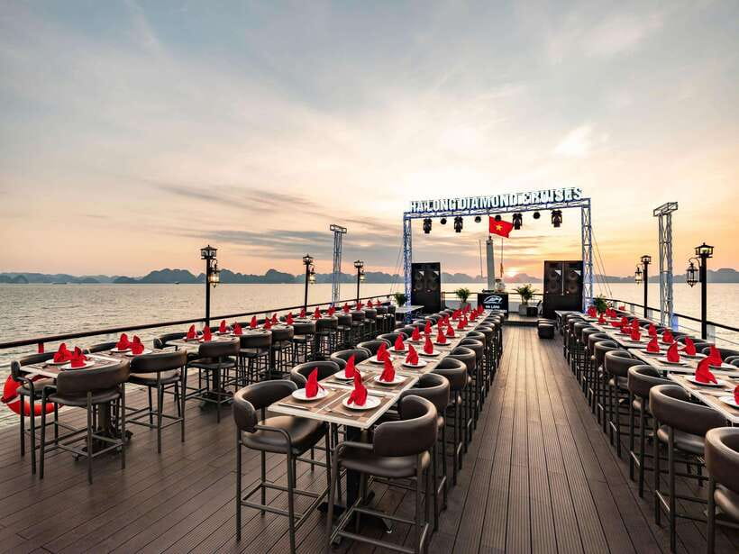 Hanoi: Halong Bay Full-Day Tour with 5-star Diamond Cruise - Luon Cave area: kayaking or bamboo boat in the lagoon