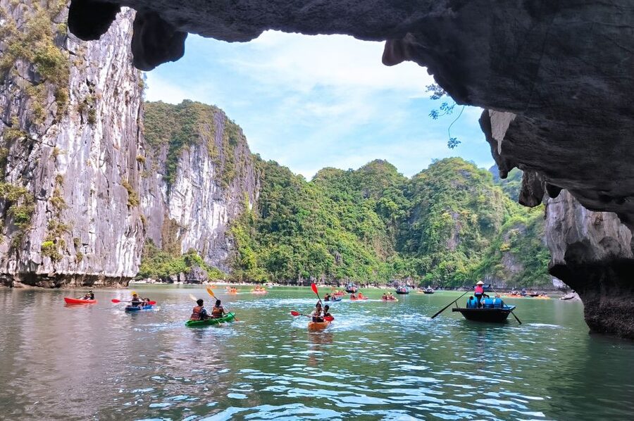 Hanoi Halong Luxury Day Tour with Private Cabin - Luon Cave by kayak or bamboo boat: the water-gate moment