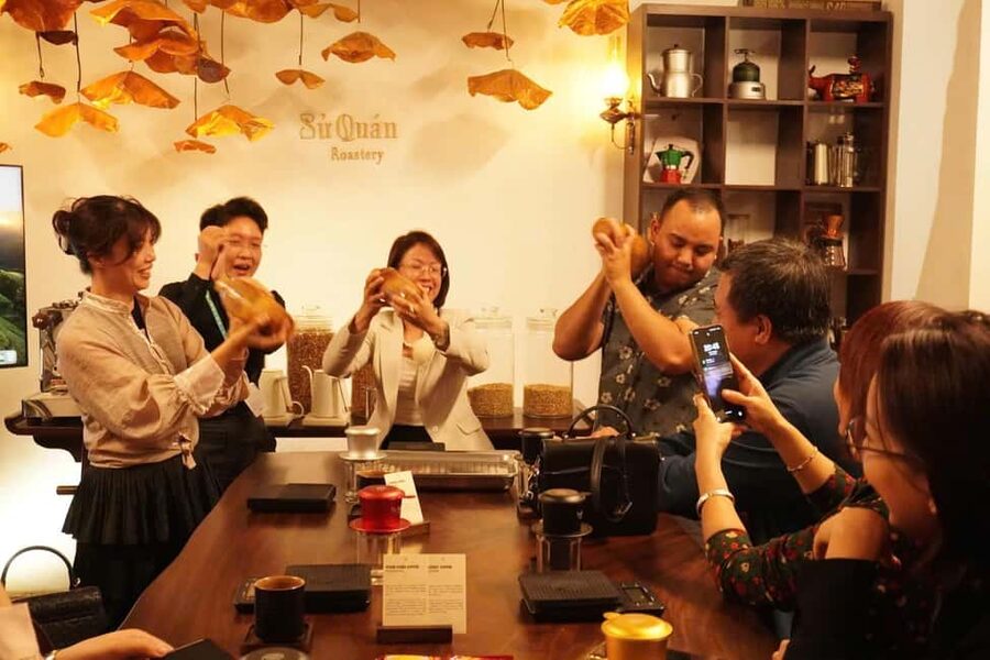 Hanoi: Hands-On 5 Vietnamese Coffees & 3 Local Wines Tasting - Tea, Snack, and Timing: 1–2 Hours That Don’t Feel Rushed