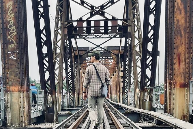 Hanoi Highlights and Hidden Gems Walking Tour - Lý Thái Tổ Park: statue stop with a city-moving backstory