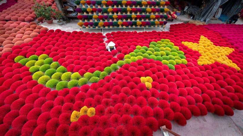 Hanoi: Highlights, Incense Village, Hat Crafting Guided Tour - How this Hanoi craft-and-landmarks day is built