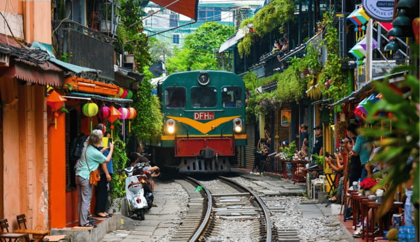 Hanoi: Highlights, Incense Village, Hat Crafting Guided Tour - Ending at Train Street: coffee, photos, and the one logistics twist