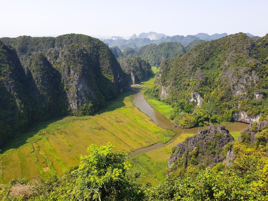 Hanoi: Hoa Lu, Trang An, and Mua Cave Full-Day Trip - Buffet lunch in Ninh Binh: filling, quick, and not just one-note