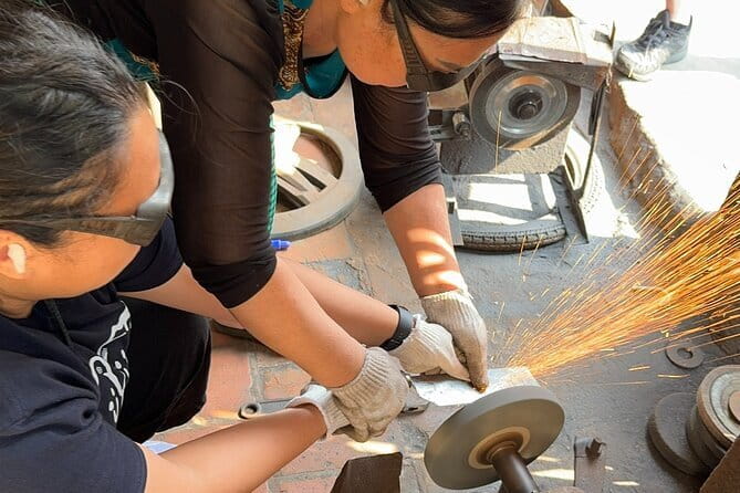 Hanoi Knife-Making Class:Join the Legacy in Blacksmith's Workshop - Quick Practical Tips for Da Sỹ Day