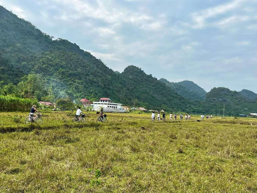 Hanoi: Lan Ha Bay & Cat Ba Island 1 or 2-Day Cruise - Cai Beo and Viet Hai Village: seeing people, not just rocks