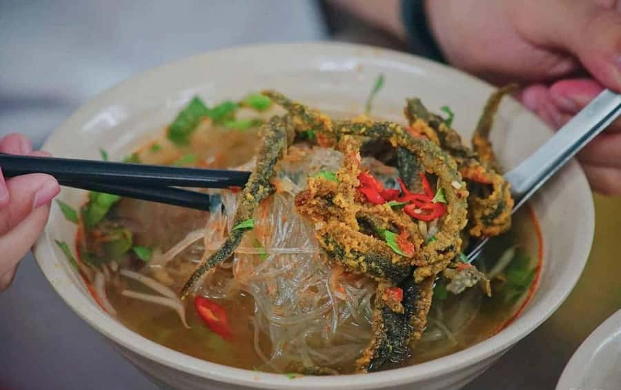 Hanoi: Michelin Guide Street Food Tour with Spa Experience - Where you meet: the 38 Bát Sứ street rendezvous
