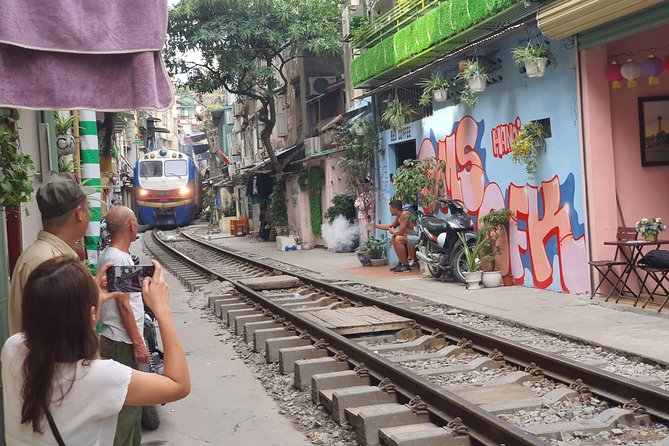 Hanoi Motorbike Tour: Food, Culture and Fun by Vintage Motorbike - Stop 4: Hanoi Train Street (with Coffee) for the Main Moment
