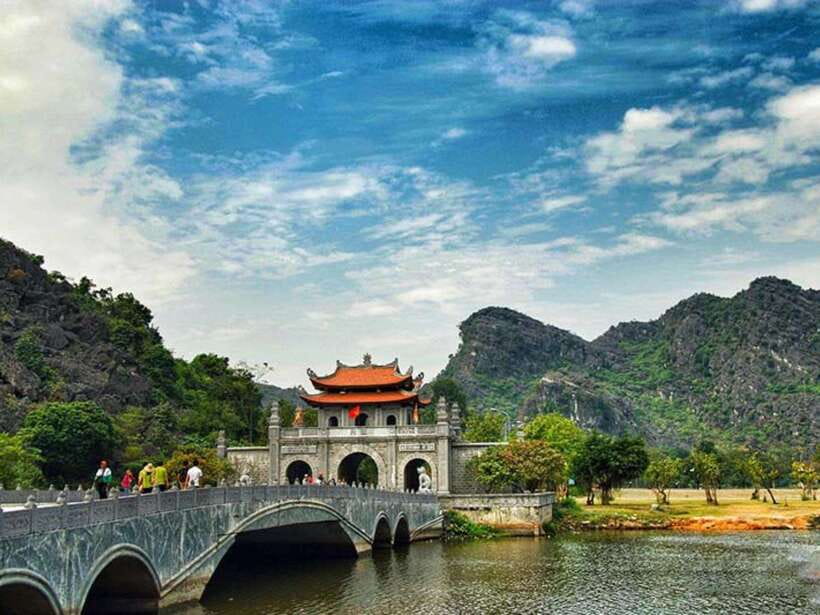 Hanoi: Ninh Binh, Hoa Lu, Trang An & Mua Cave Day Trip - Trang An UNESCO Boat Ride: Caves, Pagodas, and Why This Feels Different