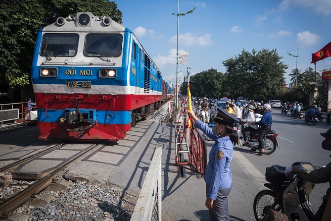 Hanoi On the Tracks Photo Tour - Markets, cafés, and conversations: the “how” behind the photos