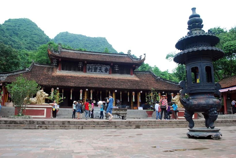 Hanoi: Perfume Pagoda Day Tour with Boat Ride & Cave Visit - Getting to Huong Tich Cave: Walk vs. Cable Car Reality