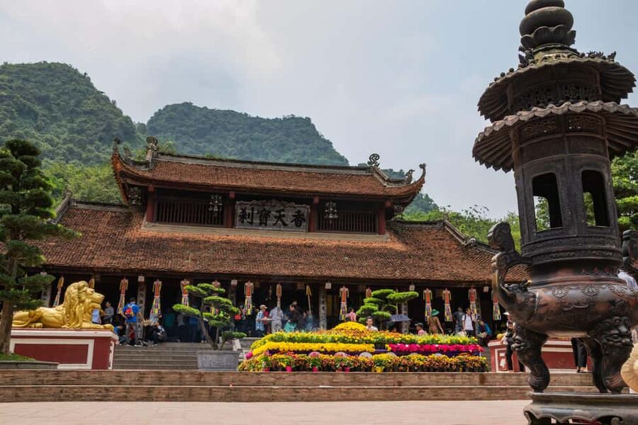 Hanoi: Perfume Pagoda - Yen Stream Boat Ride, Lunch & Cave - Crowd Reality, Seller Areas, and Heat on Pilgrimage Days