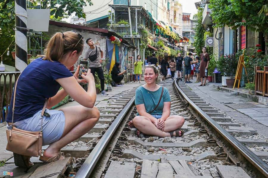 Hanoi: Private Old Quarter Walking Tour with Train Street - Why a private English-speaking guide changes everything