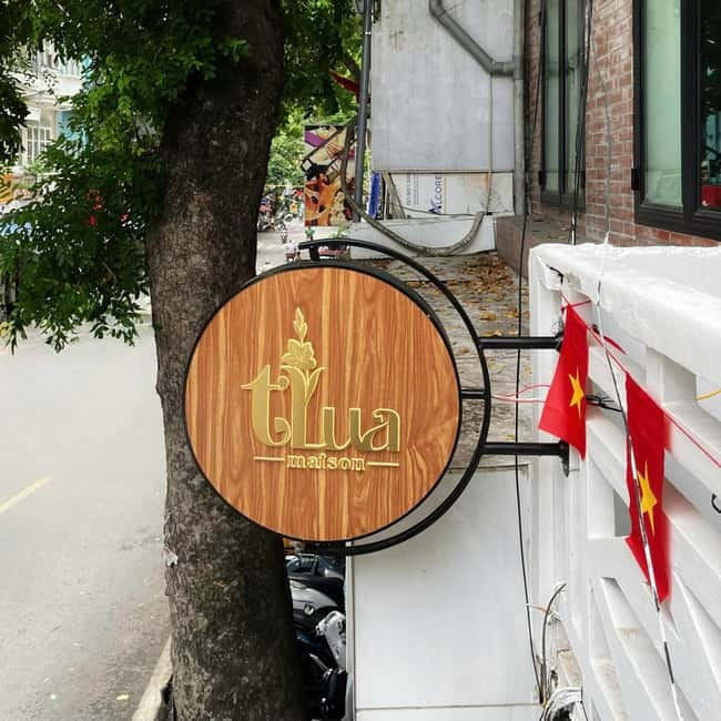 Hanoi: Rent a Traditional Ao Dai & Photo Walk in Old Quarter - Tea, souvenirs, and the calm between photo bursts