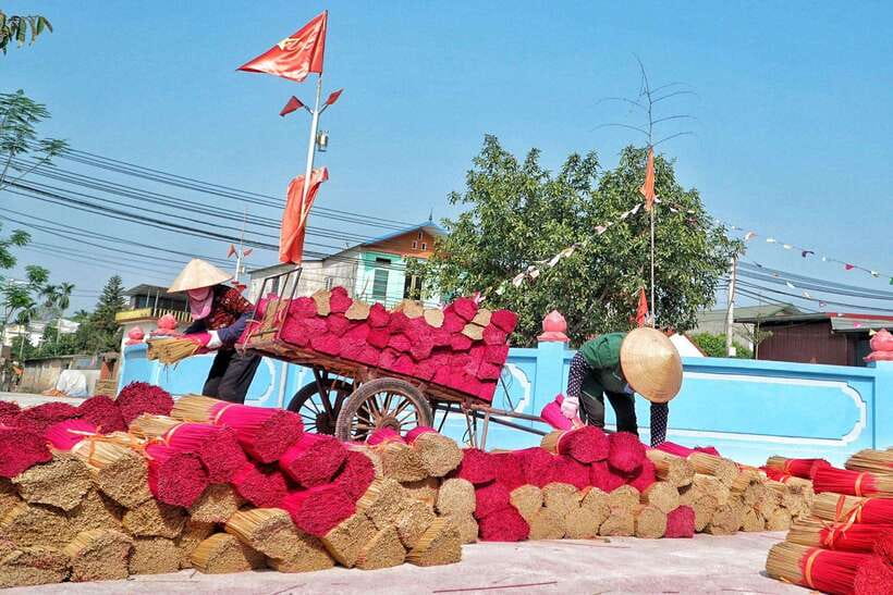 Hanoi's artisan trail:Incense Village,Hat,Lacquer & Train St - The optional Train Street drop-off: plan it like a photo stop