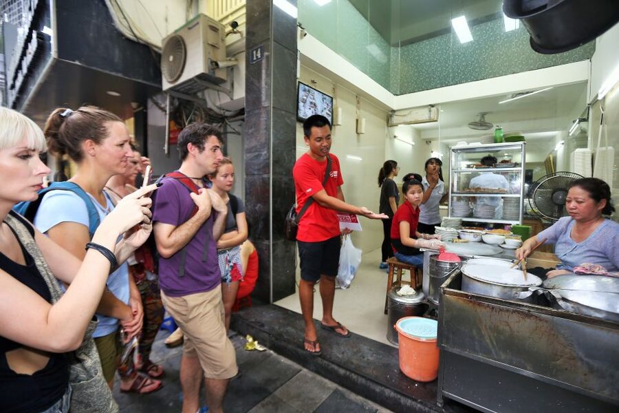 Hanoi: Street Food Experience with 5 Food Stops - Hoan Kiem Lake from a Quiet Café and the Egg Coffee Finale