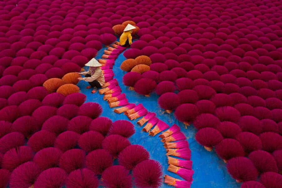 Hanoi: Thang Nghiem Pagoda Or Incense Village & Hat Village - Quang Phu Cau incense village: watching sticks get color and character