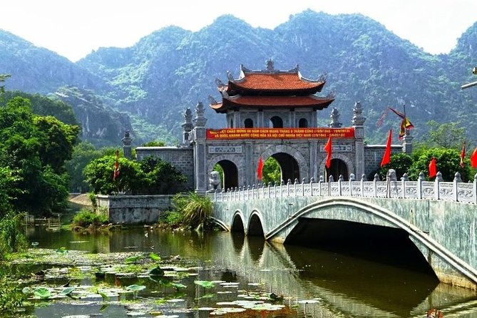 Hanoi to Hoa Lu, Trang An & Mua Cave Via Boat & Bike - Lunch break with real Ninh Bình flavors