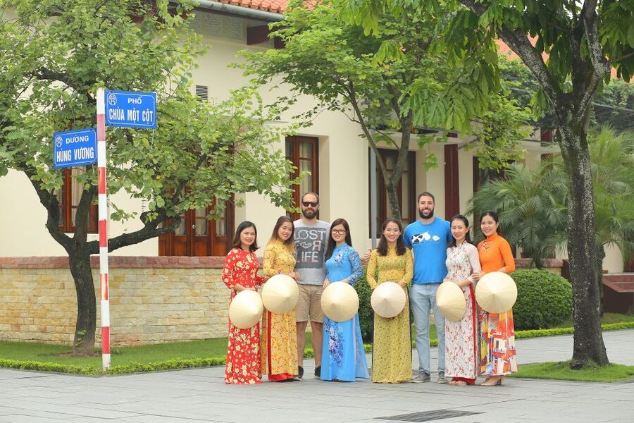 Hanoi: Traditional Ao Dai Dress and Non La Hat Rental - Your Ao Dai day in Hanoi, minus the tour stress