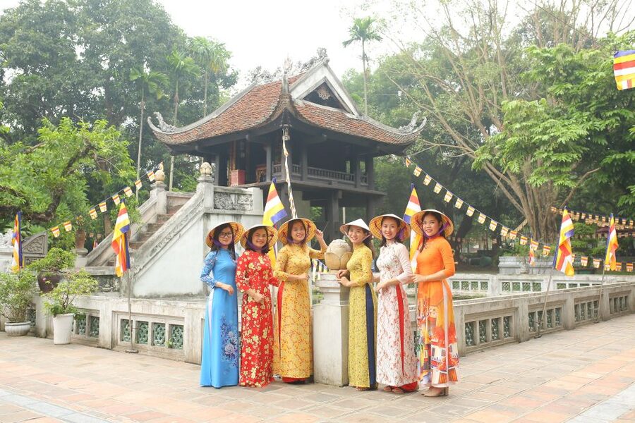 Hanoi: Traditional Ao Dai Dress and Non La Hat Rental - Your self-guided photo route: Hoan Kiem Lake to the Opera House