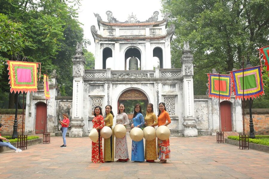 Hanoi: Traditional Ao Dai Dress and Non La Hat Rental - Long Bien Bridge: the Hanoi river shot you’ll actually remember