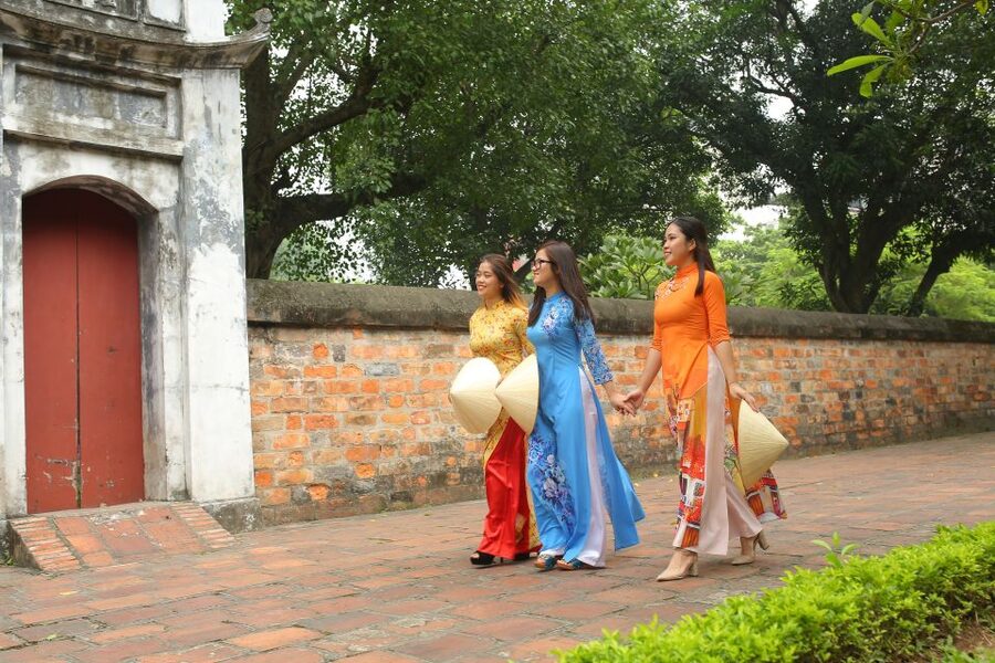 Hanoi: Traditional Ao Dai Dress and Non La Hat Rental - Choosing the right Ao Dai: fit, sizes, and what to check