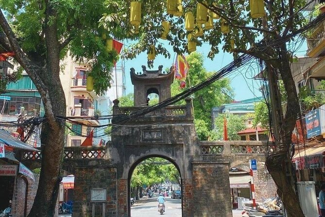 Hanoi Train Street Food Walking Tour - Phùng Hưng Mural Street: a photo stop with a purpose