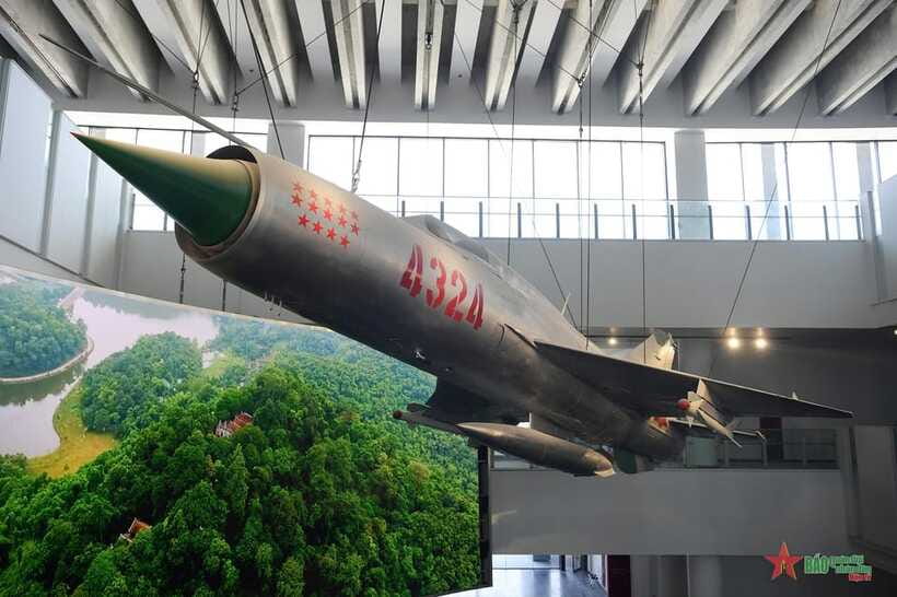 Hanoi: Vietnam Military History Museum & Landmarks Tour - The outdoor + interactive side: where photos and attention click