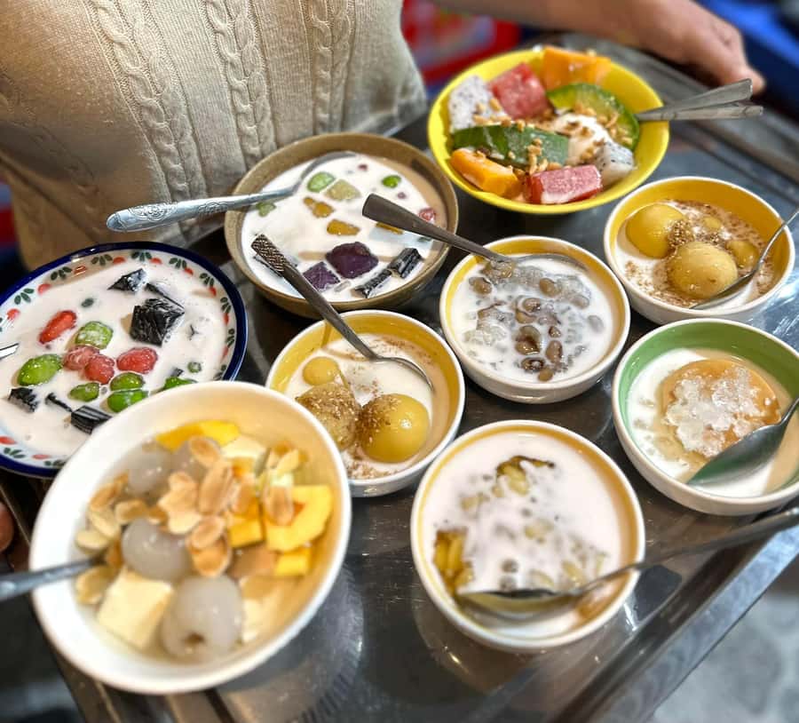 Hanoi: Vietnamese Street Food Tour with Local Guide - Hanoi sandwich and papaya salad: why these stops matter