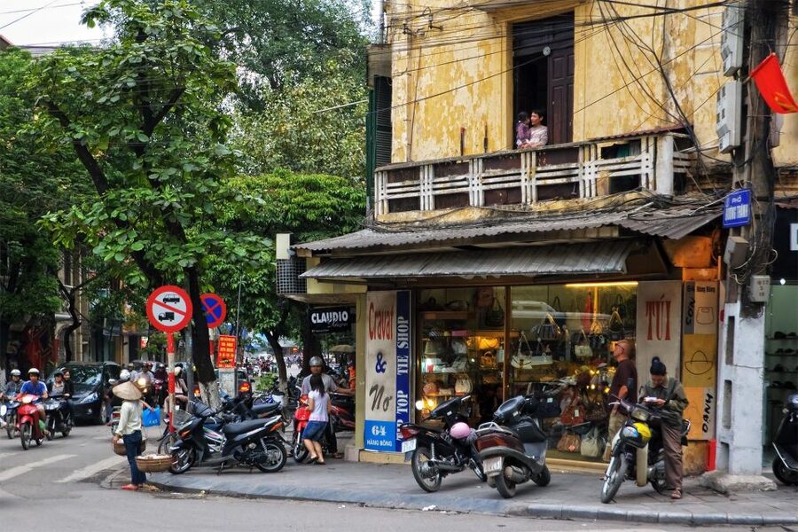 Hanoi: Walking Street Food Tour & Train Street w/Local Guide - Hanoi Old Quarter on Foot: Food First, Then the Stories