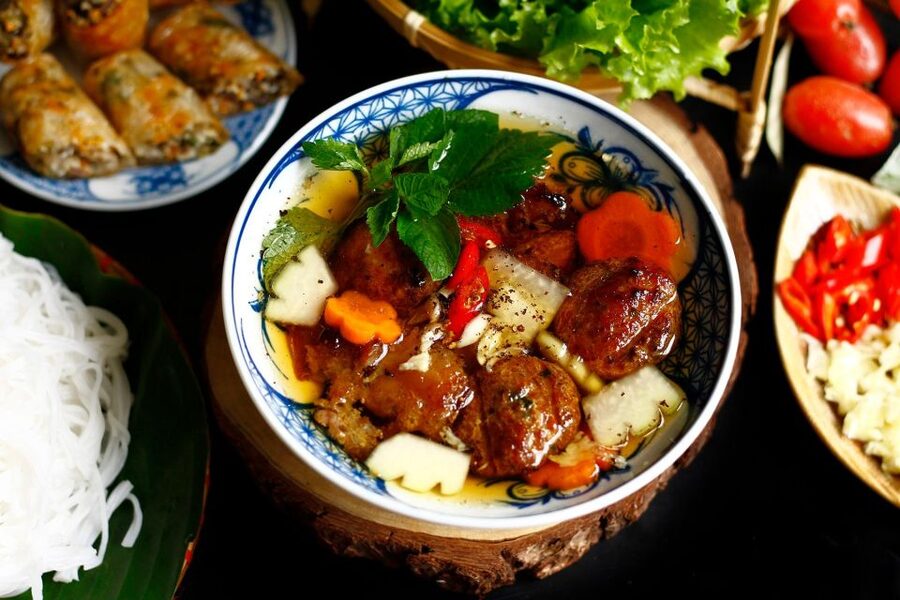 Hanoi: Walking Street Food Tour & Train Street w/Local Guide - Train Street Finale: What to Expect When the Walk Meets the Rails