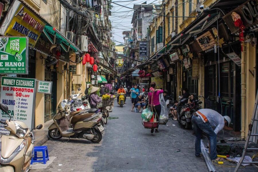 Hanoi: Walking Street Food Tour & Train Street w/Local Guide - The Tastings You’ll Taste: From Bún chả to Bánh cuốn