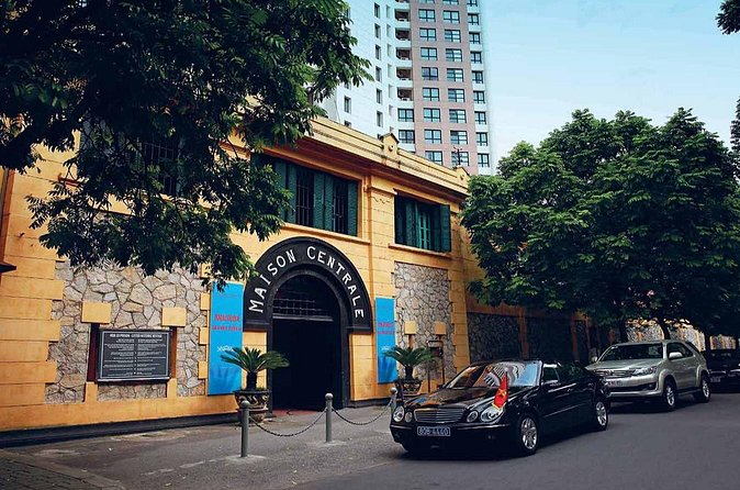 Hanoi War Sites Walking Tour - Stop 3: French Quarter time on Mon and Fri—Monument of Sacrifice and Hoan Kiếm Lake