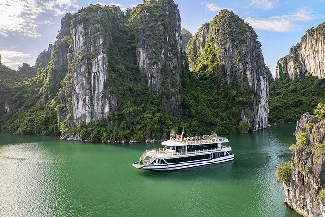 Hercules Grand Day Cruise Tour, Sung Sot Cave,Titop, Luon Cave - Boarding Hercules: welcome drink, cruising time, then lunch